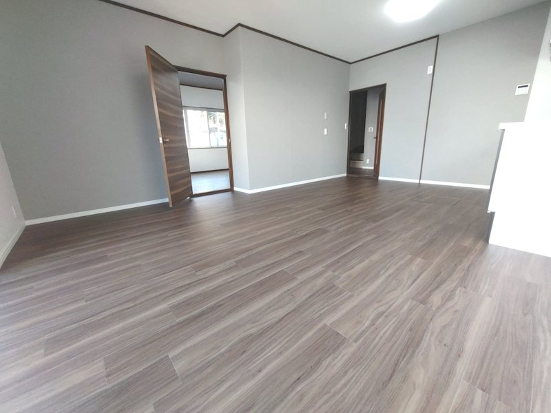 床フロアタイル張り、壁天井クロス貼替、食洗器付システムキッチン新調のLDK約12.75帖 妙見坂2丁目一戸建(再生住宅) その他