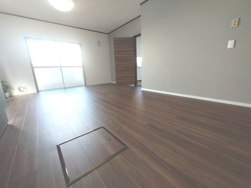 床フロアタイル張り、壁天井クロス貼替、食洗器付システムキッチン新調のLDK約12.75帖 妙見坂2丁目一戸建(再生住宅) その他