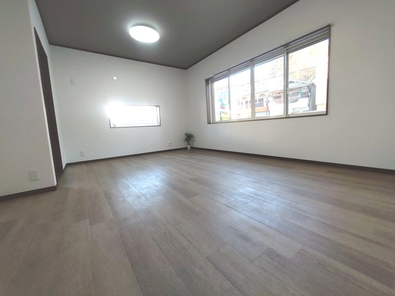 1階洋室約9.5帖、床フロアタイル張り、壁天井クロス貼替、応接間にいかがでしょうか 妙見坂2丁目一戸建(再生住宅) その他