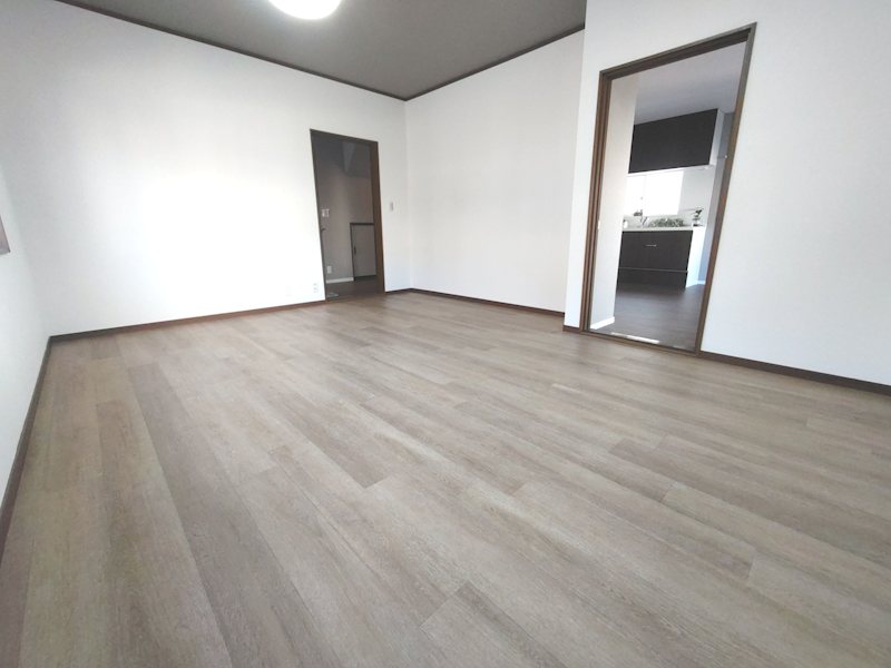 1階洋室約9.5帖、床フロアタイル張り、壁天井クロス貼替、応接間にいかがでしょうか 妙見坂2丁目一戸建(再生住宅) その他