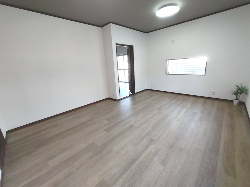 1階洋室約9.5帖、床フロアタイル張り、壁天井クロス貼替、応接間にいかがでしょうか 妙見坂2丁目一戸建(再生住宅) その他