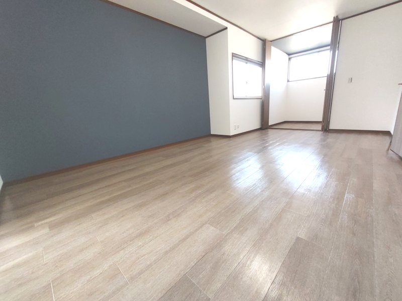 バルコニーに面したウォークインクロゼット付きの洋室約8.5帖、主寝室にいかがですか 妙見坂2丁目一戸建(再生住宅) その他