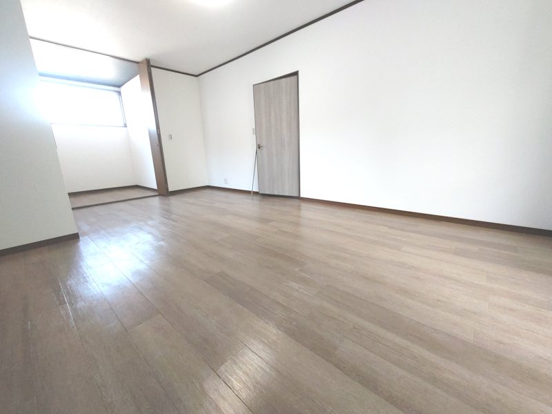 バルコニーに面したウォークインクロゼット付きの洋室約8.5帖、主寝室にいかがですか 妙見坂2丁目一戸建(再生住宅) その他