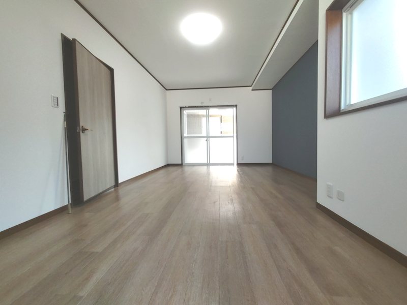 バルコニーに面したウォークインクロゼット付きの洋室約8.5帖、主寝室にいかがですか 妙見坂2丁目一戸建(再生住宅) その他