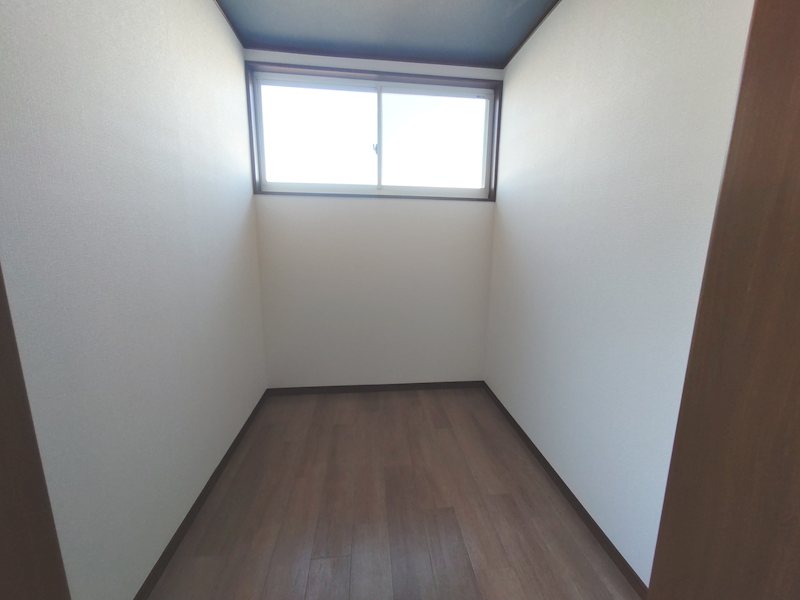 主寝室のウォークインクロゼット 妙見坂2丁目一戸建(再生住宅) その他