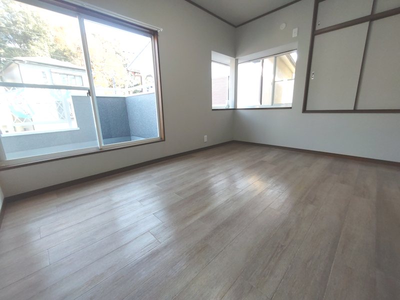 東側バルコニーに面し、コーナー窓付の採光の良い洋室6帖、お子様部屋にいかがですか 妙見坂2丁目一戸建(再生住宅) その他