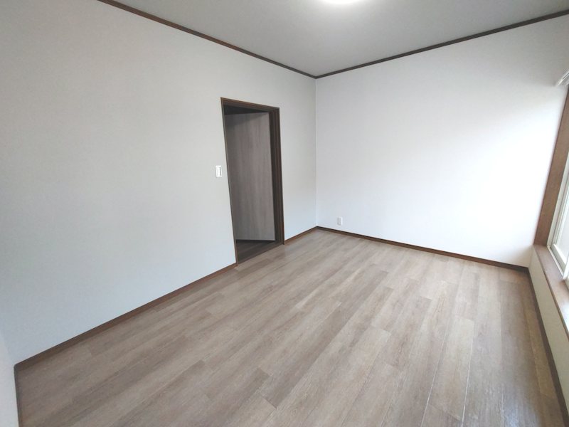 東側バルコニーに面し、コーナー窓付の採光の良い洋室6帖、お子様部屋にいかがですか 妙見坂2丁目一戸建(再生住宅) その他