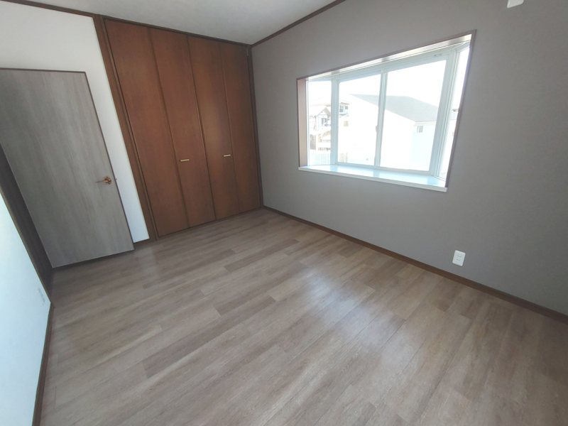 東側バルコニーに面した明るい洋室6帖、お子様部屋、書斎、ご趣味の部屋にいかがですか 妙見坂2丁目一戸建(再生住宅) その他