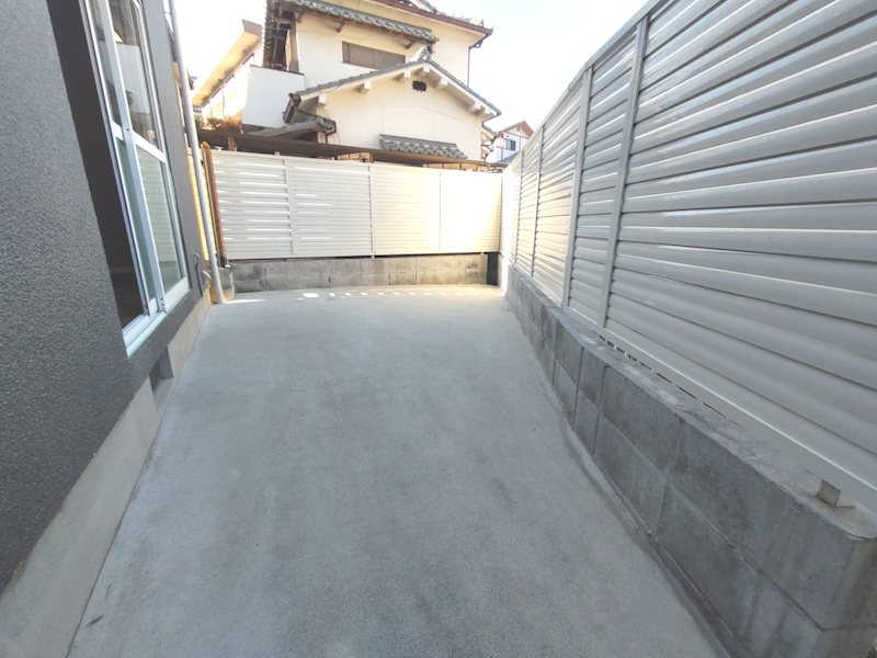 リビング掃出し窓から出入りできるお庭スペース 妙見坂2丁目一戸建(再生住宅) その他