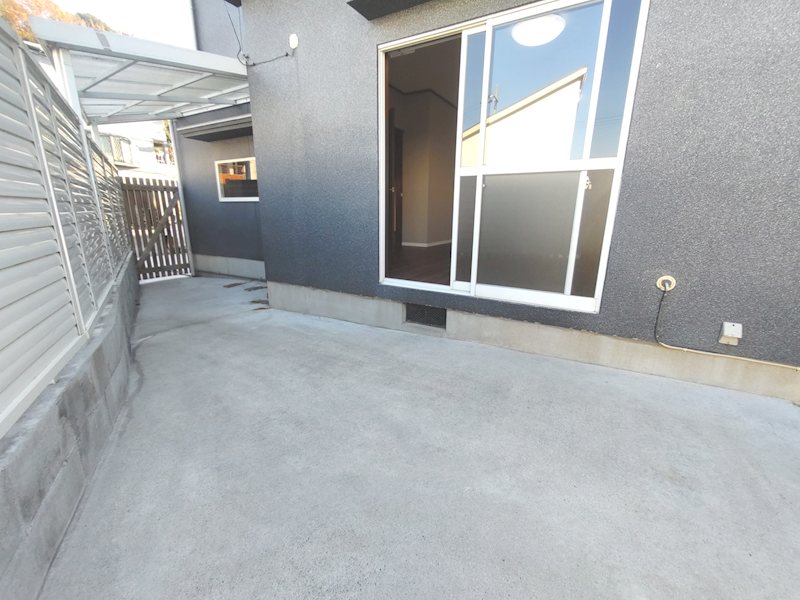 リビング掃出し窓から出入りできるお庭スペース 妙見坂2丁目一戸建(再生住宅) その他