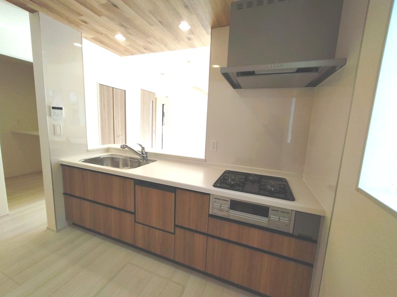 家族とのコミュニケーションに食洗器付対面式システムキッチン 渚東町全2棟新築分譲地内1号棟 その他