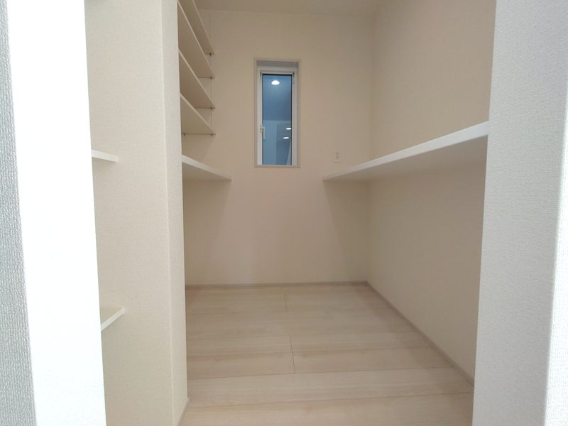 キッチン横広々パンドリー、収納充実 渚東町全2棟新築分譲地内1号棟 その他