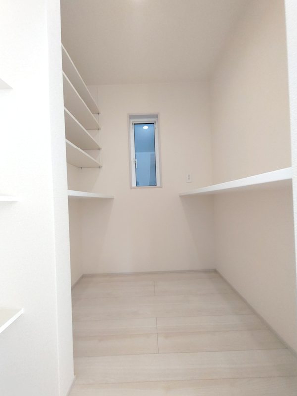 キッチン横広々パンドリー、収納充実 渚東町全2棟新築分譲地内1号棟 その他