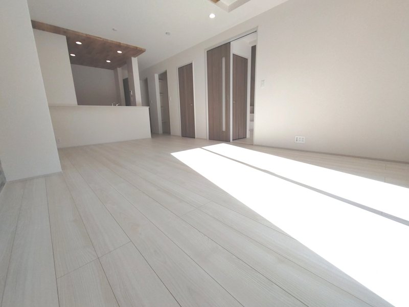 南側と西側から採光のある明るいLDK広々19帖 渚東町全2棟新築分譲地内1号棟 その他