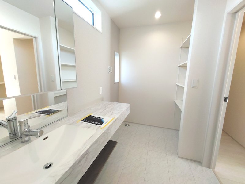 支度をスムーズにワイドサイズオープンサニタリー採用、洗面室には収納庫も設置 渚東町全2棟新築分譲地内1号棟 その他