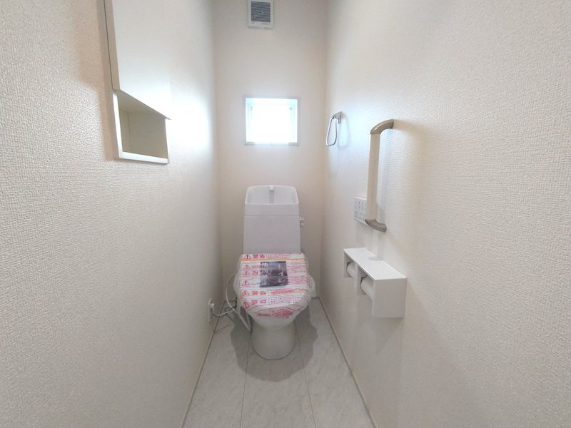 1階トイレ、温水洗浄暖房便座トイレ 渚東町全2棟新築分譲地内1号棟 その他