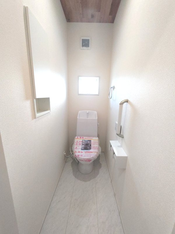 1階トイレ、温水洗浄暖房便座トイレ 渚東町全2棟新築分譲地内1号棟 その他