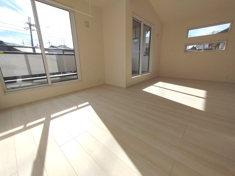 ライフスタイルに合わせて将来間仕切ることができまる南向きバルコニーに面した洋室 渚東町全2棟新築分譲地内1号棟 その他