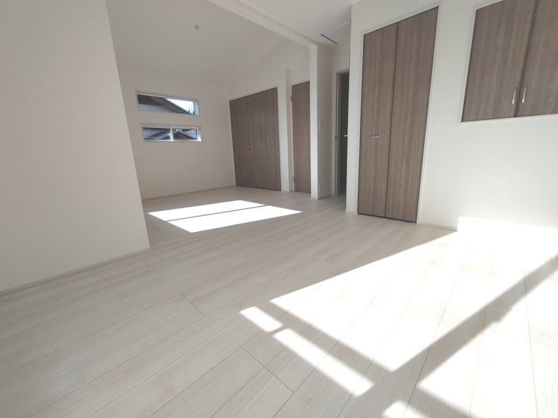 ライフスタイルに合わせて将来間仕切ることができまる南向きバルコニーに面した洋室 渚東町全2棟新築分譲地内1号棟 その他