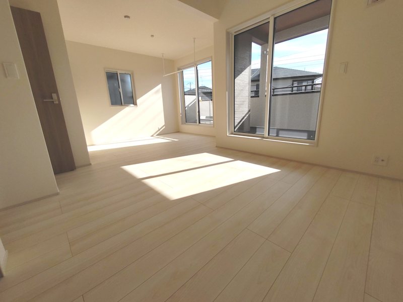 ライフスタイルに合わせて将来間仕切ることができまる南向きバルコニーに面した洋室 渚東町全2棟新築分譲地内1号棟 その他