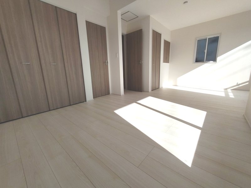 ライフスタイルに合わせて将来間仕切ることができまる南向きバルコニーに面した洋室 渚東町全2棟新築分譲地内1号棟 その他