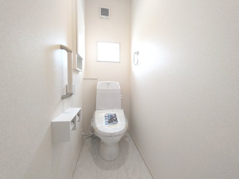 2階トイレ、温水洗浄暖房便座トイレ 渚東町全2棟新築分譲地内1号棟 その他