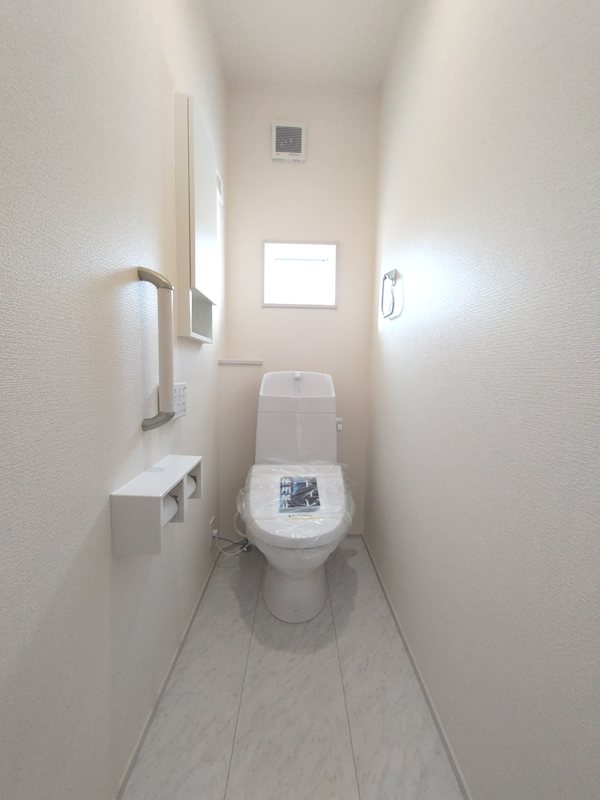 2階トイレ、温水洗浄暖房便座トイレ 渚東町全2棟新築分譲地内1号棟 その他