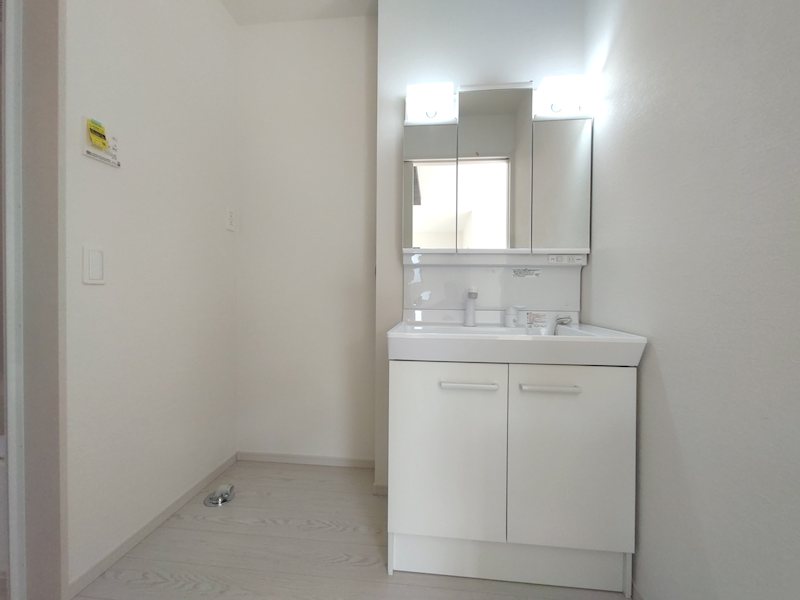 約2帖の洗面脱衣室、三面鏡洗面化粧台 香里園桜木町限定1邸新築分譲住宅 その他