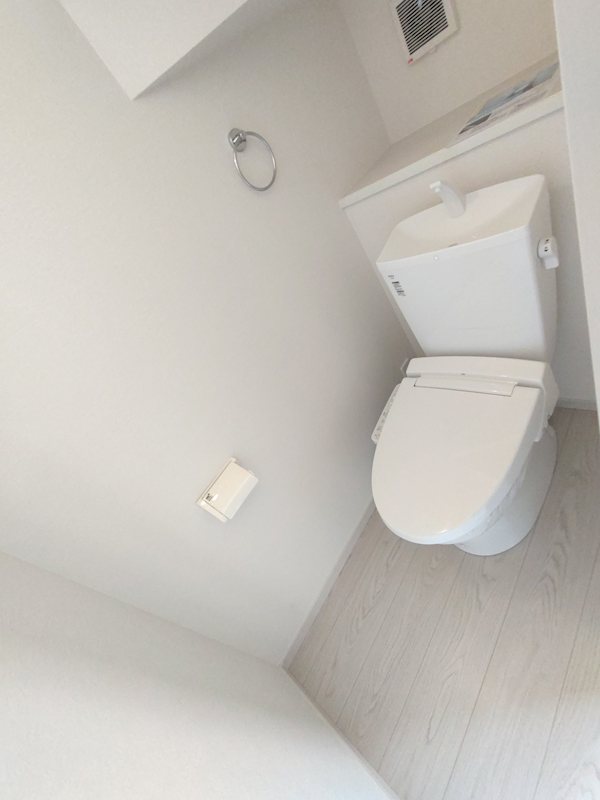 1階トイレ、温水洗浄暖房便座トイレ 香里園桜木町限定1邸新築分譲住宅 その他