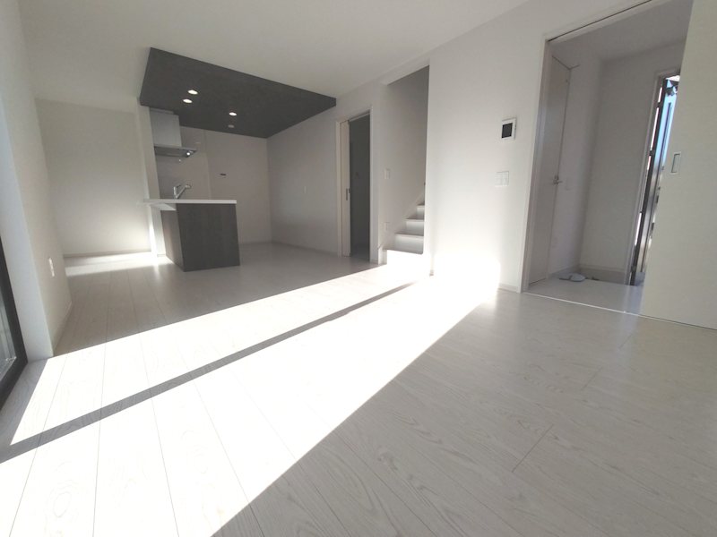 南側から採光のある明るいLDK19帖 香里園桜木町限定1邸新築分譲住宅 その他