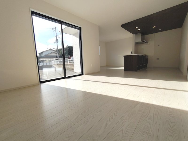 南側から採光のある明るいLDK19帖 香里園桜木町限定1邸新築分譲住宅 その他