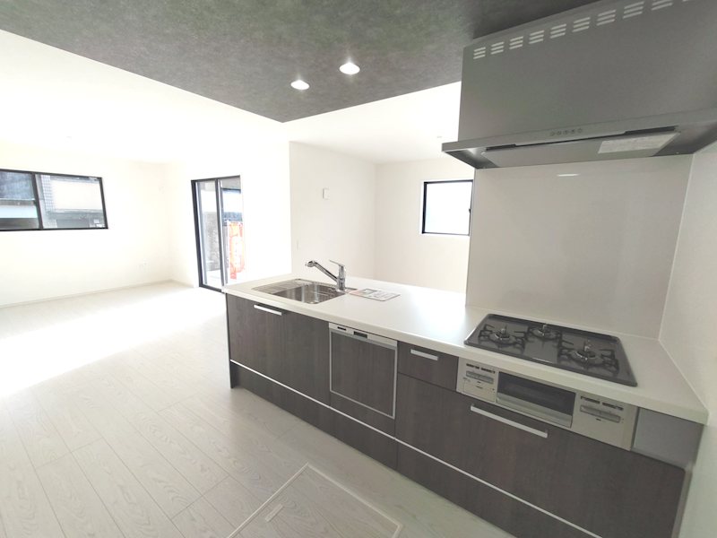 家族とのコミュニケーションに食洗器付対面式システムキッチン 香里園桜木町限定1邸新築分譲住宅 その他