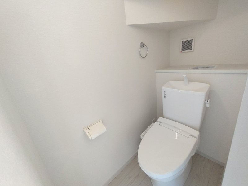 1階トイレ、温水洗浄暖房便座トイレ 香里園桜木町限定1邸新築分譲住宅 その他