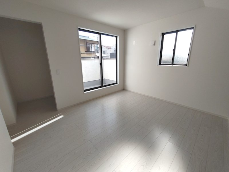 南向きバルコニーに面したウォークインクロゼット付の明るい洋室7.2帖、主寝室にいかがですか 香里園桜木町限定1邸新築分譲住宅 その他