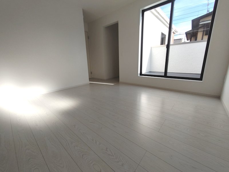 南向きバルコニーに面したウォークインクロゼット付の明るい洋室7.2帖、主寝室にいかがですか 香里園桜木町限定1邸新築分譲住宅 その他