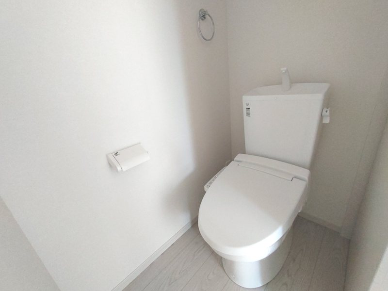2階トイレ、温水洗浄暖房便座トイレ 香里園桜木町限定1邸新築分譲住宅 その他