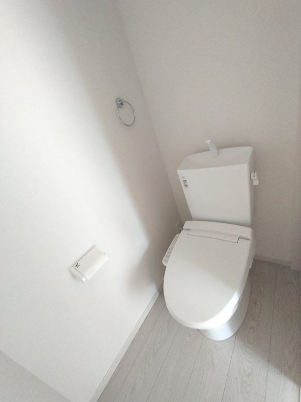 2階トイレ、温水洗浄暖房便座トイレ 香里園桜木町限定1邸新築分譲住宅 その他