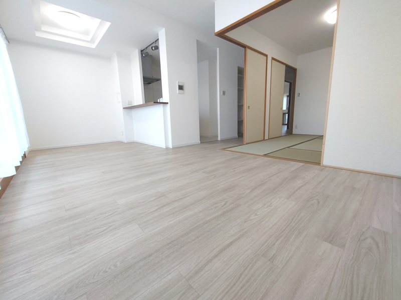 床フローリング、壁天井クロス貼替、広々開口部で明るいLDK リバティパーク枚方F棟 その他