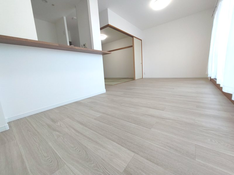 床フローリング、壁天井クロス貼替、広々開口部で明るいLDK リバティパーク枚方F棟 その他