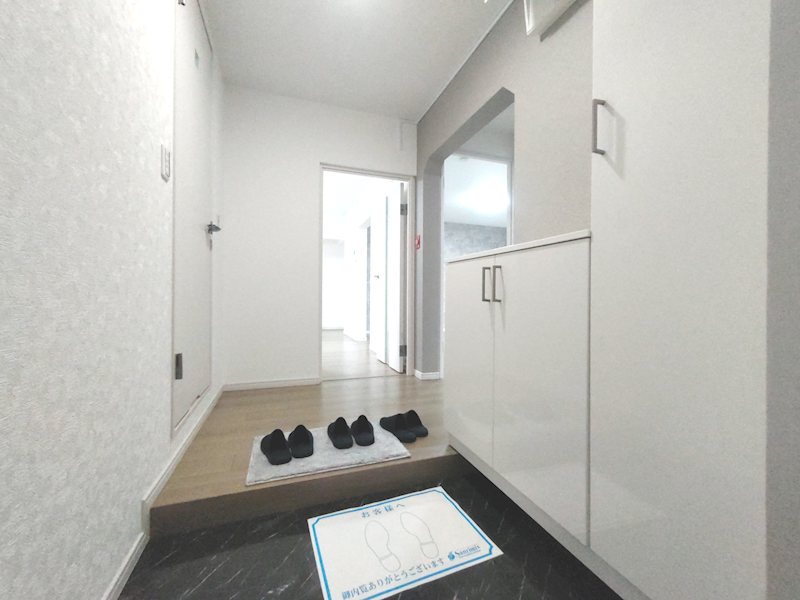 明るい玄関で家族を迎え入れてくれます 藤阪ハイツD6号棟 その他