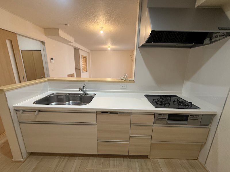 ご家族の様子を見守りながらお料理ができる人気の対面キッチン♪後片付け楽々の食器洗い乾燥機付き! 箕面市森町中二丁目 中古一戸建 その他