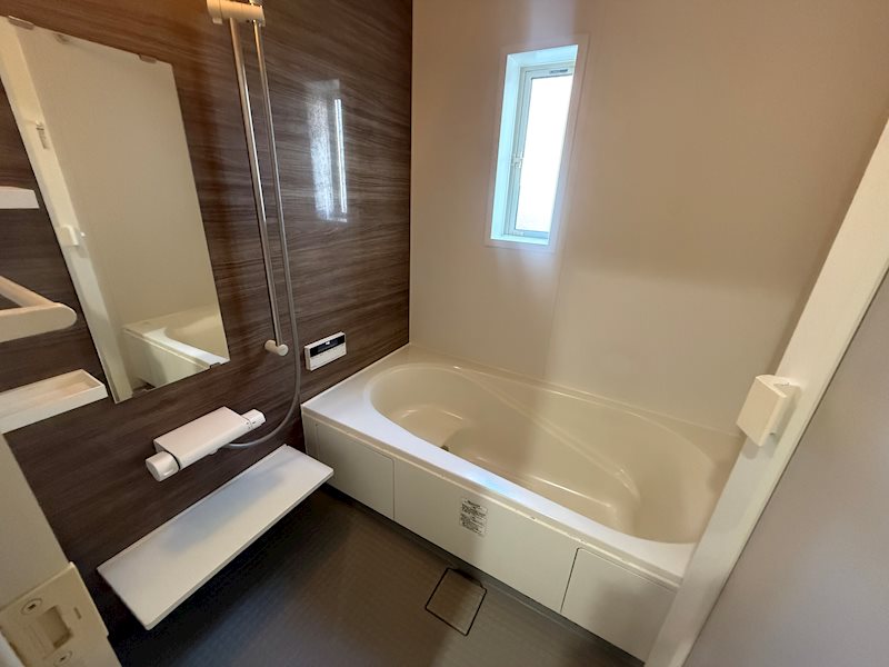 浴室暖房乾燥機付きの浴室は冬季のヒートショック緩和や、花粉の季節、雨や夜間の洗濯物干しスペースとしても活躍します! 箕面市森町中二丁目 中古一戸建 その他