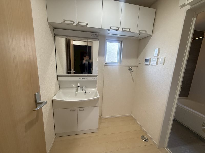 収納豊富な洗面室 箕面市森町中二丁目 中古一戸建 その他