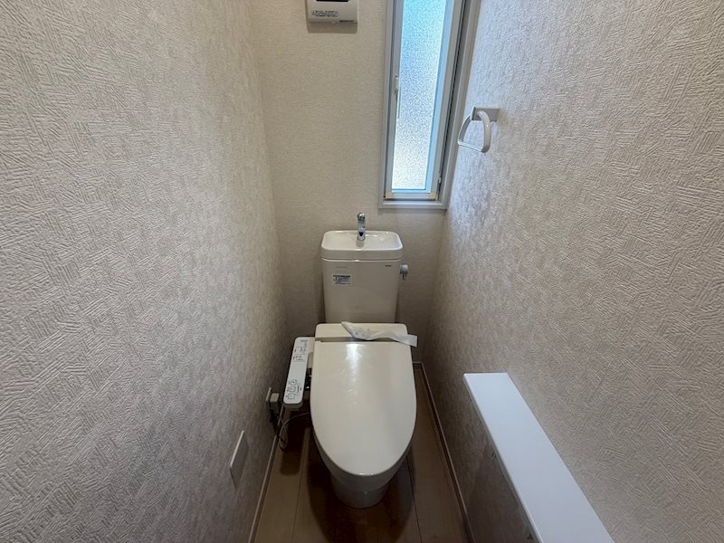 トイレは1.2階にございます。快適な温水洗浄便座です。 箕面市森町中二丁目 中古一戸建 その他