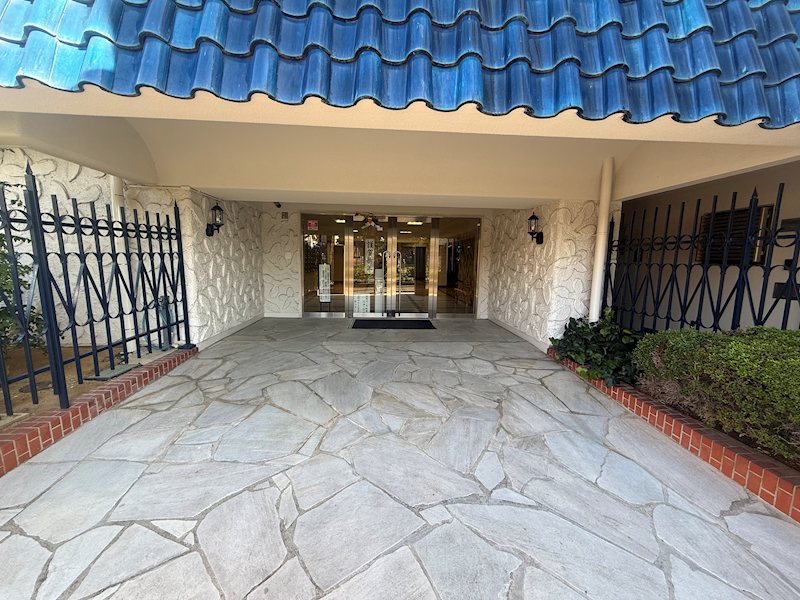 夜間はオートロックになります 秀和南茨木レジデンス その他