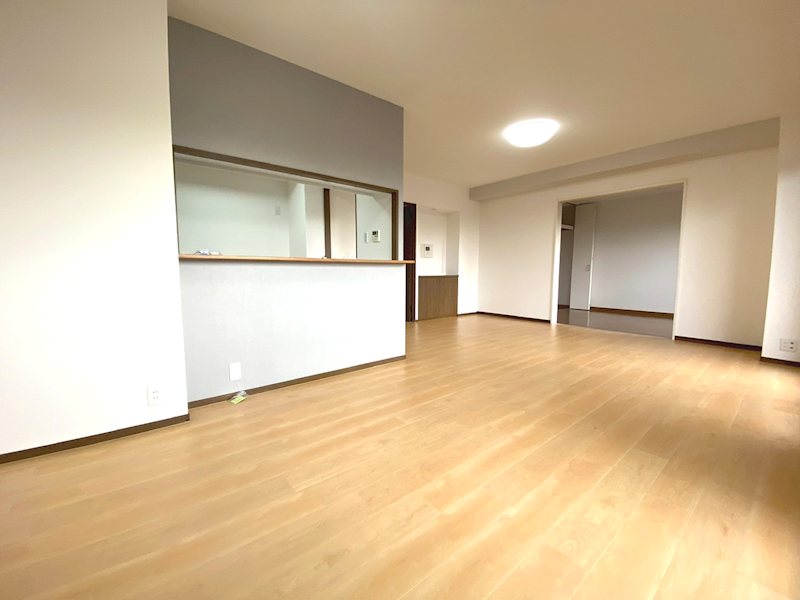 西側バルコニーから採光がある約13.9帖のリビング コモンシティ星田ヴェルデヒルズ壱番館 その他