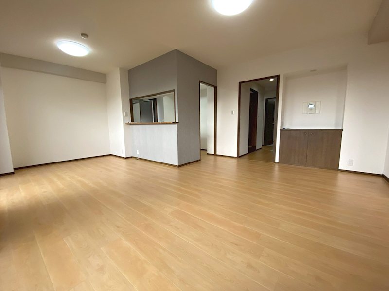 西側バルコニーから採光がある約13.9帖のリビング コモンシティ星田ヴェルデヒルズ壱番館 その他