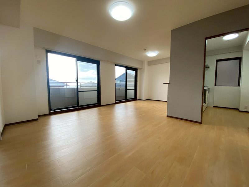 西側バルコニーから採光がある約13.9帖のリビング コモンシティ星田ヴェルデヒルズ壱番館 その他