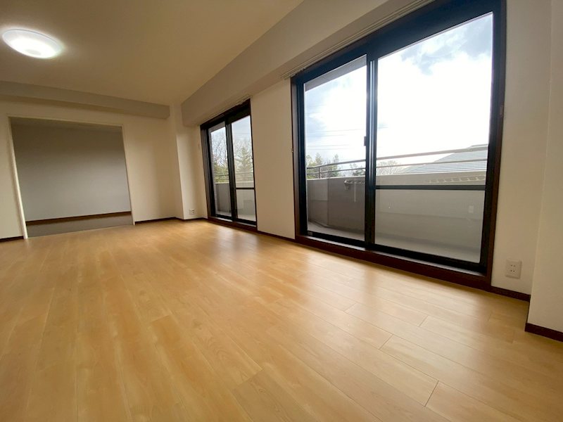 西側バルコニーから採光がある約13.9帖のリビング コモンシティ星田ヴェルデヒルズ壱番館 その他