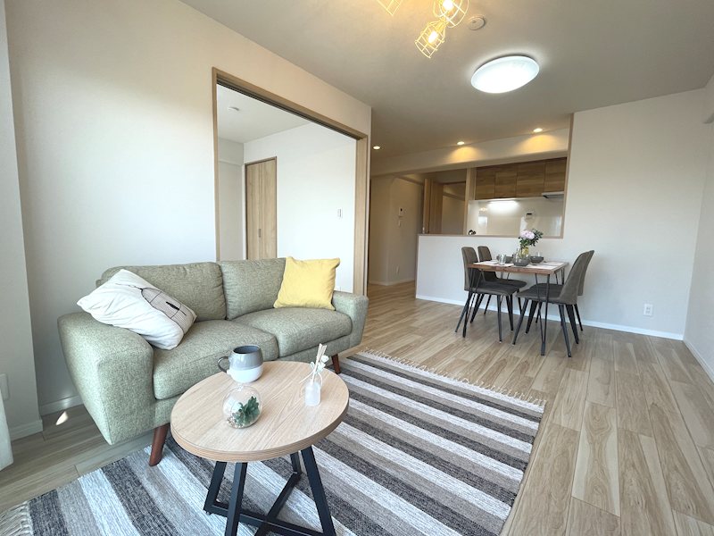 南側から採光がある約15.5帖のリビング 香里ケ丘ガーデンハイツ その他